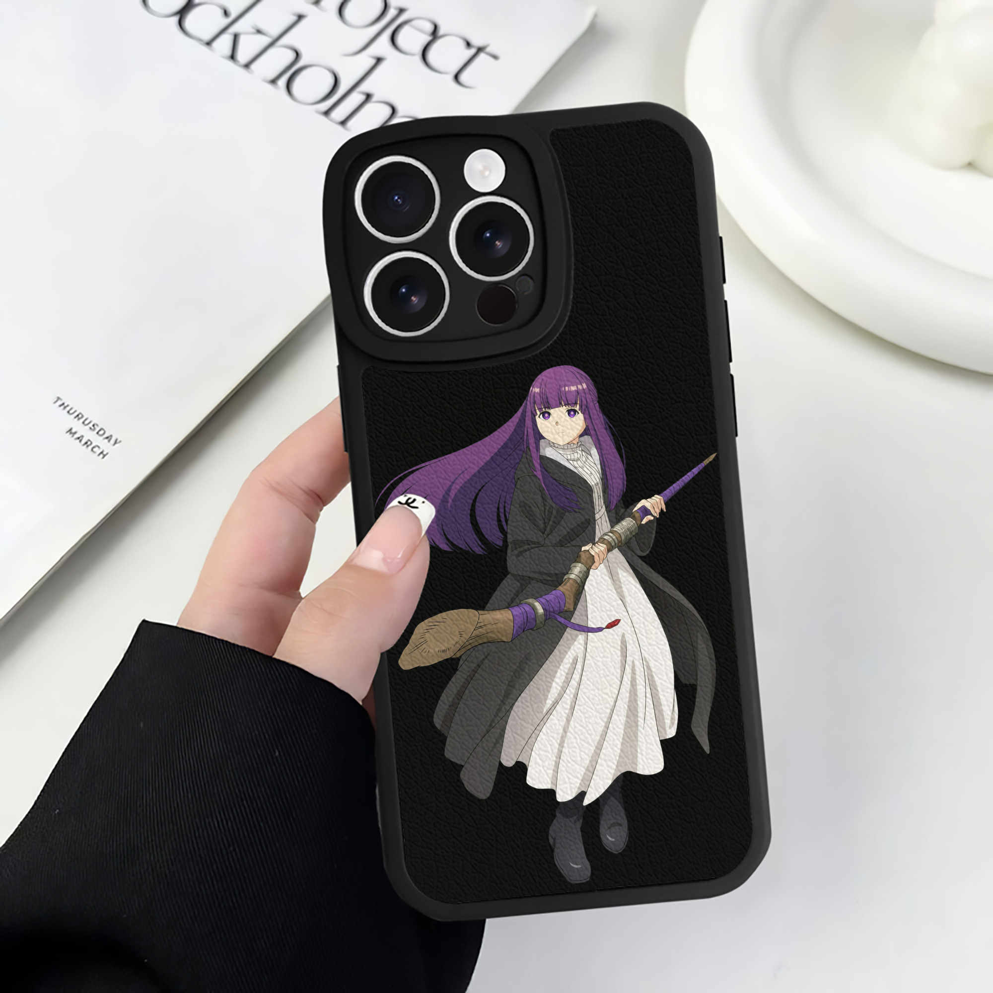 （画像用） 葬送のフリーレン Frieren 【iPhone 16シリーズ対応】シリコンスマホケース（レザー調） 材質：シリコン
